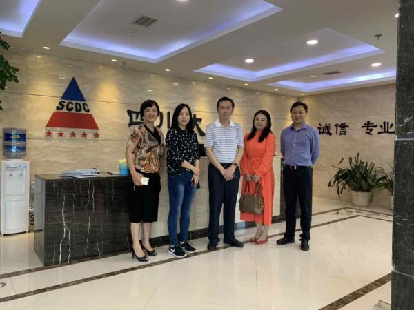 四川省房地產(chǎn)業(yè)協(xié)會鄭會長一行人蒞臨我公司參觀指導(dǎo)