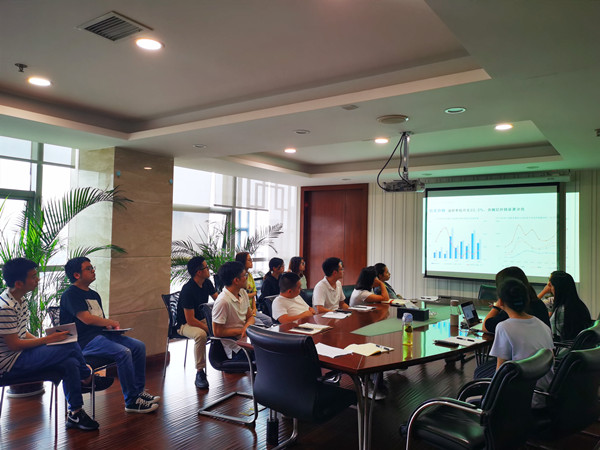 公司業(yè)務(wù)部開展《成都房地產(chǎn)市場近況•報(bào)告基礎(chǔ)排版》分享交流會(huì)