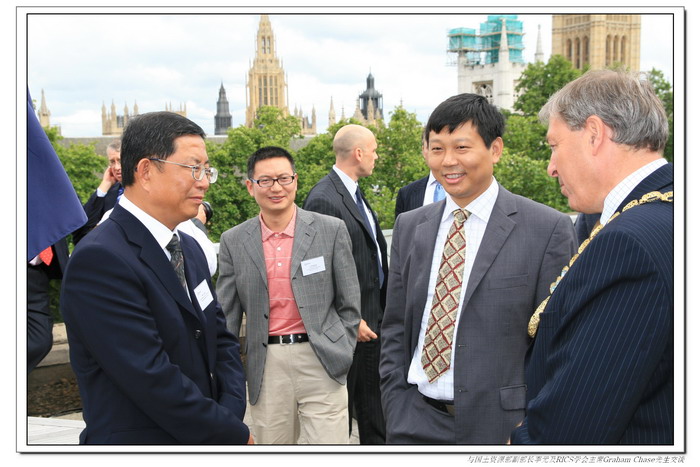 與國土資源部副部長李元及RICS學(xué)會(huì)主席Graham Chase先生交談.jpg
